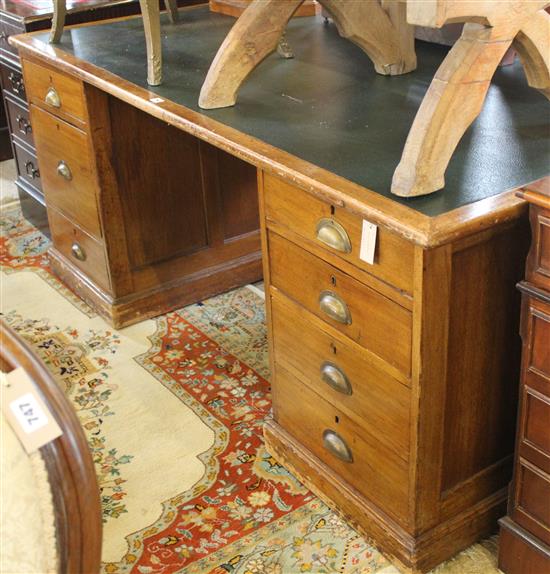 Late Victorian mahogany pedestal desk fitted black skiver (frieze drawer deficient) (176)